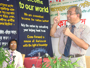 Motivational Speaker Dr. Almasur Rahman is giving a speech in the Proactive &                 Positive Attitude Program of Campus Social Development Center (CSDC). Secretary-General of CSDC, Dr. M Helal, is presiding over.